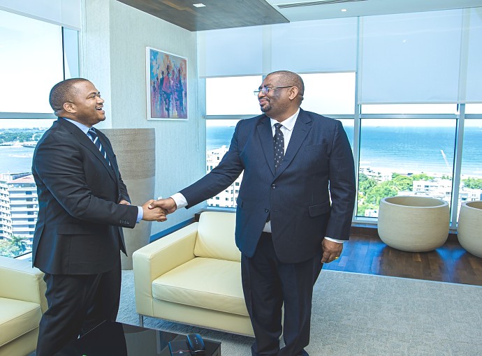 Mkurugenzi Mtendaji wa Benki ya CRDB, Abdulmajid Nsekela akisamiliana na Balozi wa Tanzania Nchini Jamhuri ya Demokrasia ya Kongo, Balozi Said Juma Mshana aliyemtembelea leo ofisini kwake, kwenye makao makuu ya Benki ya CRDB, jijini Dar es salaam.